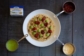 Risotto cremoso con pomodori confit e crema di piselli