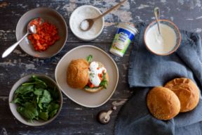 Burger al salmone con panna acida e spinacino