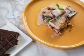 Branzino farcito di lardo con cioccolato su letto di crema di castagne