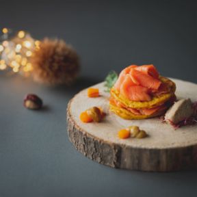 Pancakes alla curcuma salmone selvaggio spuma di castagne