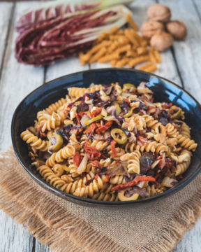 Trivelline integrali con radicchio, noci e pomodorini secchi