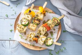 Spiedini di tofu grigliati con zucchine e peperoni