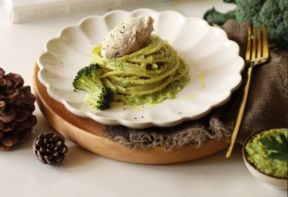 Bigoli con baccalà mantecato e pesto di broccolo