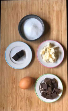 Un dolce con i fondi di caffè