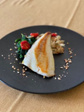 Filetto di orata con spinacino e granella di nocciole