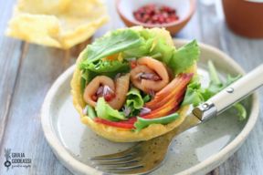 Insalatina di pesche e trota al pepe rosa