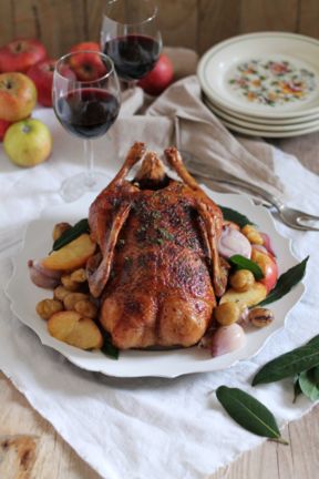 Oca arrosto di San Martino con mele e castagne