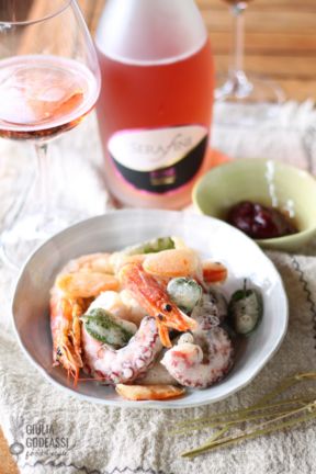 Tempura di polpo gamberoni e chutney ai mirtilli rossi