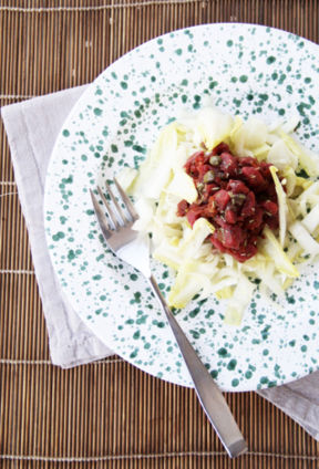 TARTARE DI CAVALLO CON POMODORI SECCHI, ALICI E CAPPERI SU INDIVIA