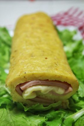 Ricetta rotolo di frittata farcito con prosciutto e formaggio, un secondo piatto veloce e saporito