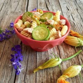 Ricetta pasta fredda con fiori di zucca, un primo piatto light facilissimo