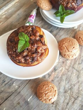 Ricetta pesche al forno con amaretti e cioccolato, il dolce piemontese tipicamente estivo