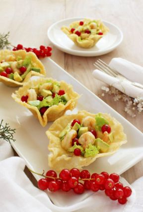 Ricetta cestini di parmigiano con gamberi e avocado, croccanti e saporiti, l’antipasto ideale