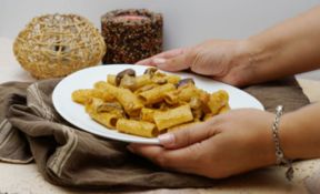 Ricetta pasta al pesto con funghi porcini, un mix intenso e deciso