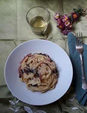 Ricetta pasta radicchio e speck, un primo piatto dal gusto deciso