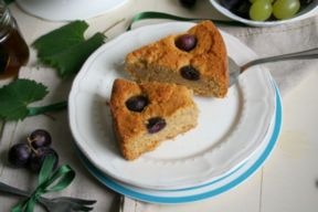 Ricetta torta alla vaniglia e uva, un dolce soffice dal sapore autunnale profumata alla vaniglia e miele