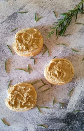 Ricetta crostini con crema di lenticchie al rosmarino, l’antipasto vegano veloce e saporito
