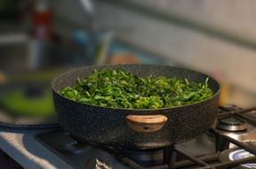 Cime di rapa e friarielli non sono la stessa cosa: la differenza, al di là dei nomi