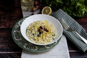 Risotto al blu di bufala con limone, nocciole e insalata Lusia IGP
