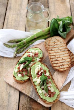 Crostini con crema di asparagi e speck
