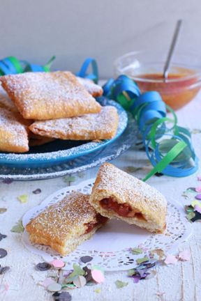Crostoli ripieni di marmellata