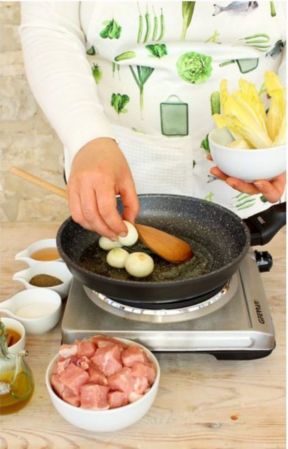Bocconcini di maiale in agrodolce con cipolline e indivia belga