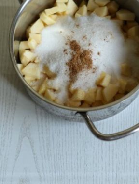 Composta di mele pinoli e uvetta