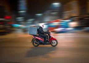 Food delivery: aziende fanno causa a New York, “No al limite degli addebiti delle app ai ristoranti”