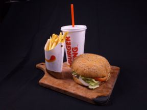 Burger King e Pret offrono cibo ai rifugiati dell’Afghanistan all’aeroporto