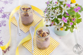 Coppette veloci di yogurt alle bacche di acai con ananas, semi di chia e cioccolata a pezzetti