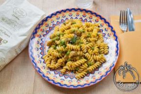 Pasta con crema di zucca, funghi e piselli