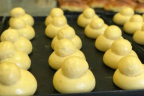 La “Brioscia col tuppo”, dolce accompagnamento della granita siciliana