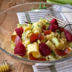 Pasta fredda con bottarga lamponi e pesto di sedano