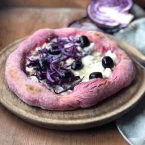 Pizza rosa al gorgonzola e cavolo viola