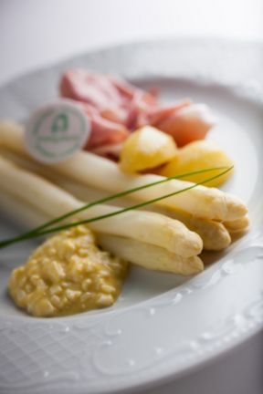 Asparagi di Terlano con salsa bolzanina