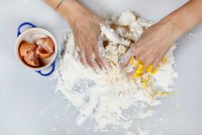 Chiacchiere di Carnevale gonfie e asciutte. Ricetta e segreti di Sal De Riso