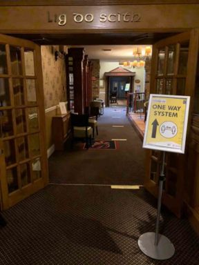 Coronavirus: irlandese celebra i pub riaperti bevendo 42 birre in 105 minuti