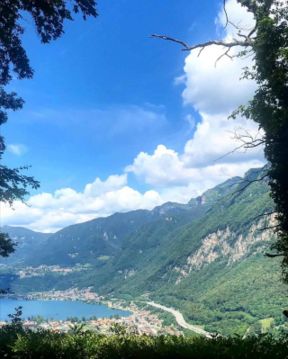 Tremona. Grotto Grassi: griglie roventi per il ristorante vista lago nel bosco