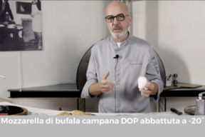 La mozzarella sulla pizza di Franco Pepe. O è congelata o è DOP