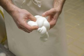 Mozzarella di bufala congelata: Franco Pepe e Consorzio DOP sul banco degli imputati