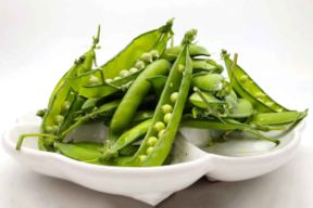 Piselli Centogiorni del Vesuvio, la ricetta del risotto, cacio e uovo marinato