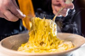 Fettuccine Alfredo. Il mito della ricetta burro e parmigiano che arriva a casa