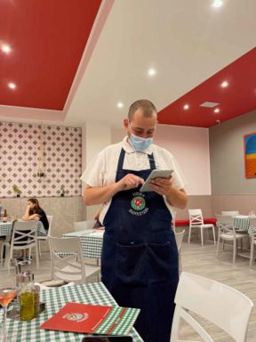 La Pizza Napoletana della pizzeria da migliaia di like convince a Napoli
